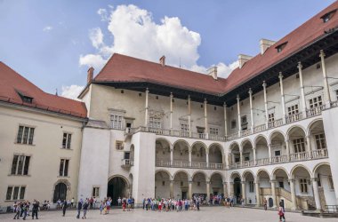 Krakow, Polonya - 2 Eylül 2016. Wawel Royal Castle, Krakow, Polonya avlusunda mimarisi bina dış. 