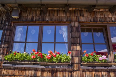 Alp kulübesi penceresi, Tirol, Avusturya