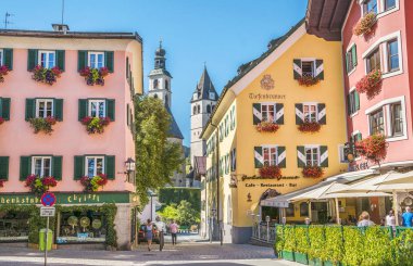 Kitzbuhel, Tirol, Avusturya - 29.09.2016. Kitzbuhel tarihi merkezinin sokaklarında yaz akşamı, ortaçağ kasabası, popüler kayak merkezi ve Tirol yürüyüş için yaz hedef.