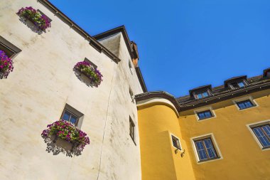 Kitzbuhel, Tirol, Avusturya - 29.09.2016. Kitzbuhel tarihi merkezinde bina mimarisi , ortaçağ kasabası , popüler kayak merkezi ve Tirol yürüyüş için yaz hedef. 