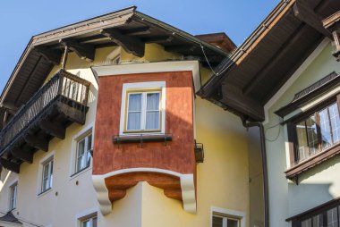 Kitzbuhel, Tirol, Avusturya - 29.09.2016. Kitzbuhel tarihi merkezinde bina mimarisi , ortaçağ kasabası , popüler kayak merkezi ve Tirol yürüyüş için yaz hedef. 