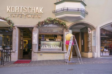 Kitzbuhel, Tirol, Avusturya - 29.09.2016. Kitzbuhel tarihi merkezinin sokaklarında yaz akşamı, ortaçağ kasabası, popüler kayak merkezi ve Tirol yürüyüş için yaz hedef.