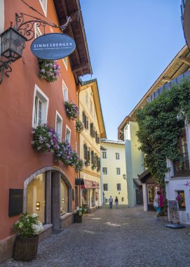 Kitzbuhel, Tirol, Avusturya - 29.09.2016. Kitzbuhel tarihi merkezinin sokaklarında yaz akşamı, ortaçağ kasabası, popüler kayak merkezi ve Tirol yürüyüş için yaz hedef.