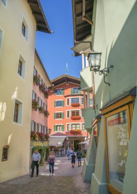 Kitzbuhel, Tirol, Avusturya - 29.09.2016. Kitzbuhel tarihi merkezinin sokaklarında yaz akşamı, ortaçağ kasabası, popüler kayak merkezi ve Tirol yürüyüş için yaz hedef.