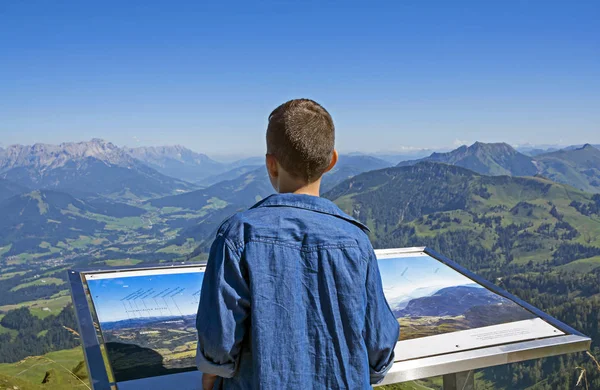 Jovem Rapaz Explorando Montanhas Dos Alpes Tirol Áustria Pico Kitzbuhel — Fotografia de Stock