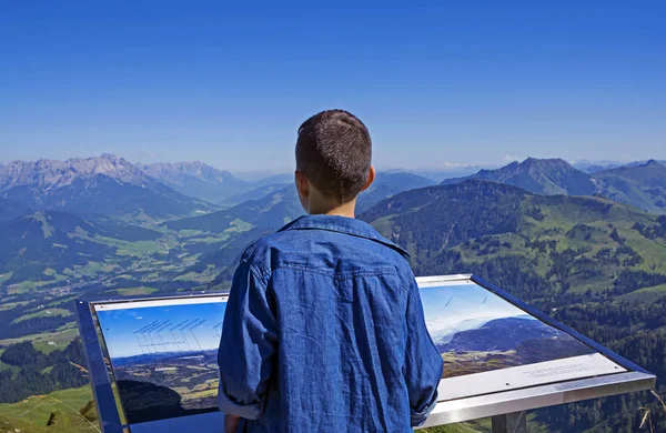 Fiatal Fiú Alpok Hegység Felfedezéséhez Ausztriai Tirol Ban Kitzbuhel Csúcson — Stock Fotó