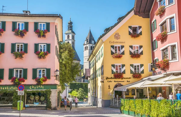 Kitzbuhel, Tirol, Avusturya - 29.09.2016. Kitzbuhel tarihi merkezinin sokaklarında yaz akşamı, ortaçağ kasabası, popüler kayak merkezi ve Tirol yürüyüş için yaz hedef.