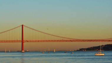 Lizbon, Portekiz'de 25 de Abril Köprüsü ile Tagus Nehri üzerinde gün batımı