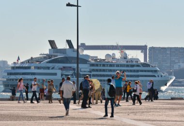 Lisbon, Portekiz - 30 Ekim 2017. Ticari meydan, Terreiro Paco Lizbon, Portekiz gibi bilinen tarihi dönüm noktası yapmak Comercio - yolcu Ponant Cruise Praça önünde Tagus Nehri üzerinde. 