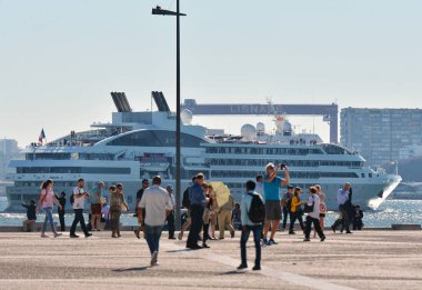 Lisbon, Portekiz - 30 Ekim 2017. Ticari meydan, Terreiro Paco Lizbon, Portekiz gibi bilinen tarihi dönüm noktası yapmak Comercio - yolcu Ponant Cruise Praça önünde Tagus Nehri üzerinde. 