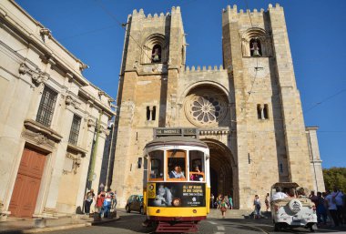 Lisbon, Portekiz - 30 Ekim 2017. Santa Maria Maior de Lisboa Lizbon Katedrali önünde ünlü eski turistik tramvay ile sokak görünümü 