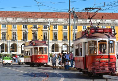 Lisbon, Portekiz - 30 Ekim 2017. Praça Hills tramvaya tur yapmak gibi Terreiro Pacoin, Lizbon, Portekiz bilinen Comercio - ticari meydan, tarihsel dönüm noktası. 