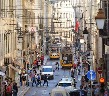 Lisbon, Portekiz - 30 Ekim 2017. Rua da Conceicao, Baixa Mahallesi'nde, tramvay No.28 rotasında ünlü avenue Alfama Old Quarter. -