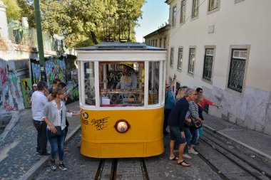 Lizbon, Portekiz - Ekim 2017. Gloria asansör asansörü , Lizbon eski cazibe, Portekiz.