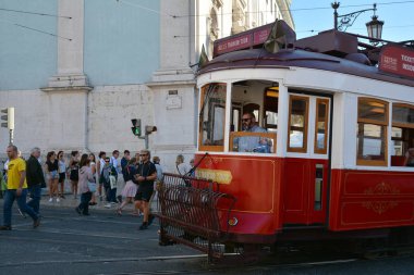 Lizbon,Portekiz - 30 Ekim 2017. Chiado semtinde sokak manzarası, Lizbon, Portekiz'in başkenti. 