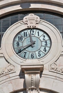 Lizbon, Portekiz - 30 Ekim 2017. Time Out Market dış saat, bir gıda salonu ve Lizbon büyük bir turistik, Portekiz'in başkenti. 