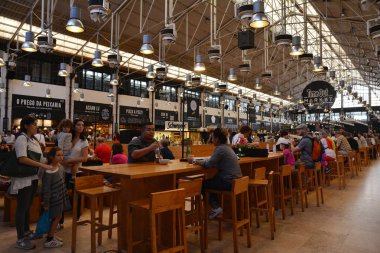 Lizbon, Portekiz - 30 Ekim 2017. Time Out Market, bir yemek hane ve Lizbon, Portekiz'in başkenti büyük bir turistik. 