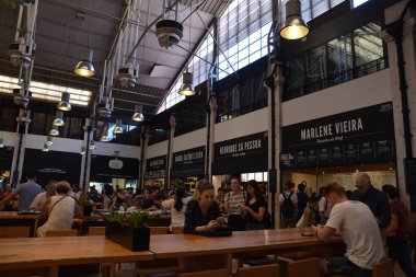 Lizbon, Portekiz - 30 Ekim 2017. Time Out Market, bir yemek hane ve Lizbon, Portekiz'in başkenti büyük bir turistik. 