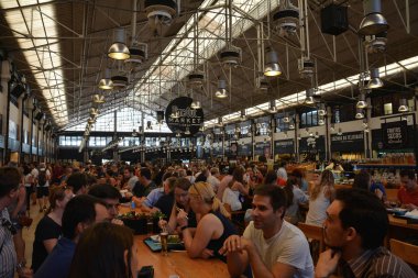Lizbon, Portekiz - 30 Ekim 2017. Time Out Market, bir yemek hane ve Lizbon, Portekiz'in başkenti büyük bir turistik. 