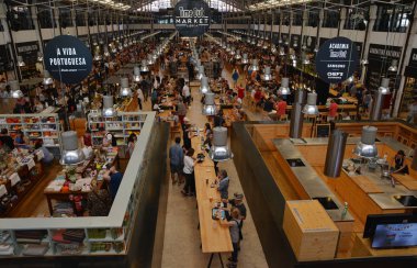 Lizbon, Portekiz - 30 Ekim 2017. Time Out Market, bir yemek hane ve Lizbon, Portekiz'in başkenti büyük bir turistik. 