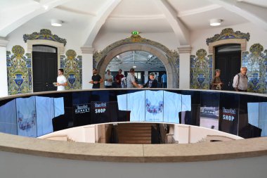 Lizbon, Portekiz - 30 Ekim 2017. Time Out Market, bir yemek hane ve Lizbon, Portekiz'in başkenti büyük bir turistik. 