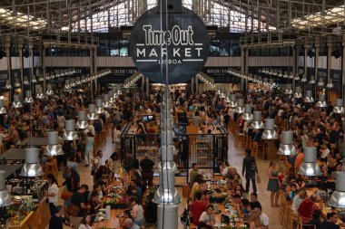 Lizbon, Portekiz - 30 Ekim 2017. Time Out Market, bir yemek hane ve Lizbon, Portekiz'in başkenti büyük bir turistik. 