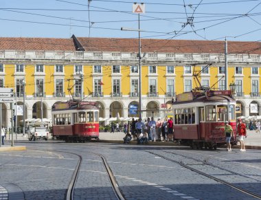 Lisbon, Portekiz - 30 Ekim 2017. Praça yapmak Comercio - ticari meydan, Terreiro gibi Paco Arco da Rua Augusta ile ve Hills tramvaya tur Lizbon, Portekiz bilinen tarihi dönüm noktası.  