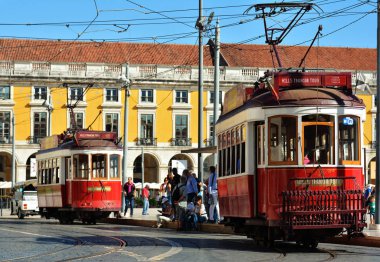 Lisbon, Portekiz - 30 Ekim 2017. Praça yapmak Comercio - ticari meydan, Terreiro gibi Paco Arco da Rua Augusta ile ve Hills tramvaya tur Lizbon, Portekiz bilinen tarihi dönüm noktası.  