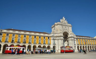 Lisbon, Portekiz - 30 Ekim 2017. Praça yapmak Comercio - ticari meydan, Terreiro gibi Paco Arco da Rua Augusta ile ve Hills tramvaya tur Lizbon, Portekiz bilinen tarihi dönüm noktası.  