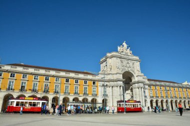 Lisbon, Portekiz - 30 Ekim 2017. Praça yapmak Comercio - ticari meydan, Terreiro gibi Paco Arco da Rua Augusta ile ve Hills tramvaya tur Lizbon, Portekiz bilinen tarihi dönüm noktası.  