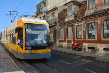 Lizbon, Portekiz - 29 Ekim 2017. Belem'de tipik sokak, Lizbon'un eski kenti, Portekiz'in başkenti. 