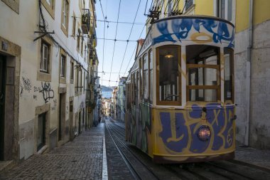 Lizbon, Portekiz - Ekim 2017. Gloria asansör asansörü , Lizbon eski cazibe, Portekiz. 