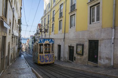 Lizbon, Portekiz - Ekim 2017. Gloria asansör asansörü , Lizbon eski cazibe, Portekiz. 