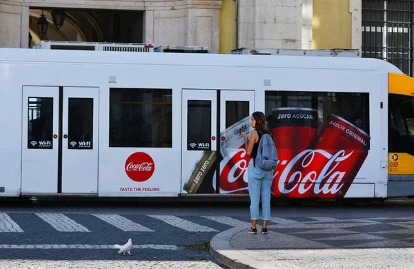 Lizbon, Portekiz-30 Ekim 2017. Otobüs ile sokak görünümü, dış ve kız Praca do Rossio, Lizbon, Portekiz bekleyen Coca Cola tanıtım
