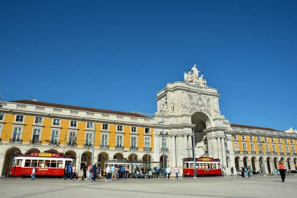 Lisbon, Portekiz - 30 Ekim 2017. Praça yapmak Comercio - ticari meydan, Terreiro gibi Paco Arco da Rua Augusta ile ve Hills tramvaya tur Lizbon, Portekiz bilinen tarihi dönüm noktası.  