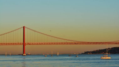 Lizbon, Portekiz'de 25 de Abril Köprüsü ile Tagus Nehri üzerinde gün batımı 