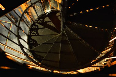 Lizbon, Portekiz - 28 Ekim 2017. Gece Santa Justa Asansör üstüne merdiven adımları, Lizbon Baixa ilçe, Portekiz 