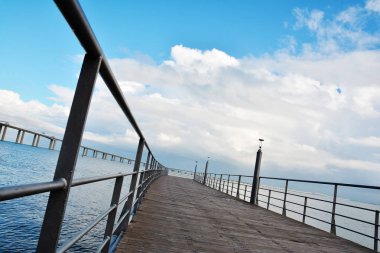 LISBON, PORTUGAL - 2 Kasım 2017. Yürüyen yol ve Tagus Nehri üzerindeki Vasco da Gama köprüsü Ulus Parkı, Lizbon, Portekiz 'den görülüyor.