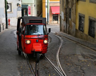 Lisbon, Portekiz - 11 Kasım 2017. Alfama, Old Town, Lizbon, Portekiz en eski bölgesi taşımacılığında mini araba. 