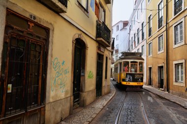 Lisbon, Portekiz - 11 Kasım 2017. Alfama, Old Town, Lizbon, Portekiz en eski ilçe, ünlü vintage 28 tramvay. 