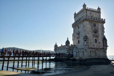 Lizbon, Portekiz - 29 Ekim 2017. Belem Kulesi'nde turist kalabalığı, Lizbon ünlü turistik, Portekiz. 
