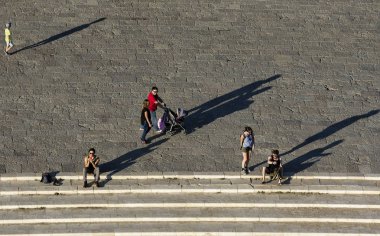 Lisbon, Portekiz - 29 Ekim 2017. Belem Kulesi gezi ile insanlar rekreasyon Lizbon, Portekiz. 