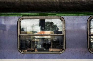 İnsanlarla dolu bir vagon penceresi.