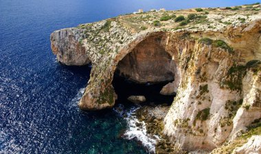 Malta Adası, Avrupa - 2 Kasım 2014. Mavi Mağaralar, Malta güney kıyısında deniz mağaraları bir dizi , Malta adasında turistler için popüler bir yer.