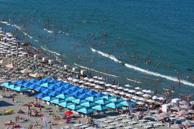 Mamaia, Köstence, Romanya - 11 Ağustos 2018. Karadeniz kıyısındaMamaa plajı - Sky View Park Hotel,Romanya'nın en iyi yaz cazibe görünümü.