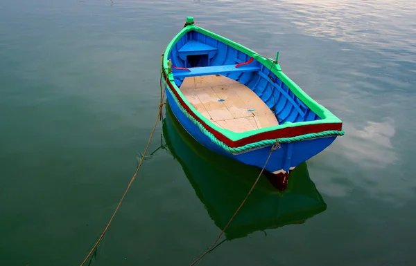 Regen Stille Und Ein Einsames Boot — Stockfoto