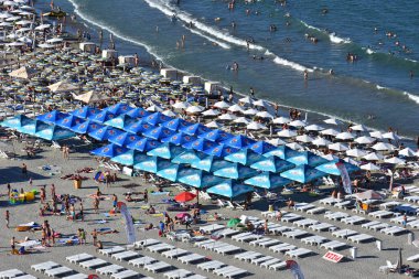 Mamaia, Köstence, Romanya - 11 Ağustos 2018. Karadeniz kıyısındaMamaa plajı - Sky View Park Hotel,Romanya'nın en iyi yaz cazibe görünümü.