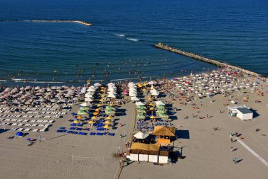 Mamaia, Köstence, Romanya - 11 Ağustos 2018. Karadeniz kıyısındaMamaa plajı - Sky View Park Hotel,Romanya'nın en iyi yaz cazibe görünümü.