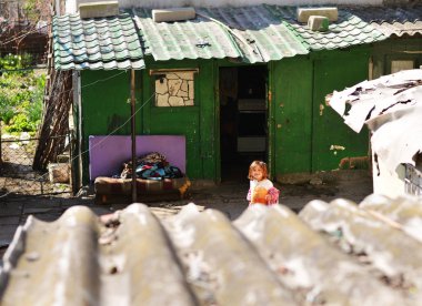 Constanta, Romanya - 22 Nisan 2017. Sosyal belgesel. Zavallı çocukların mutluluğu için. Köstence kenti, Romanya.