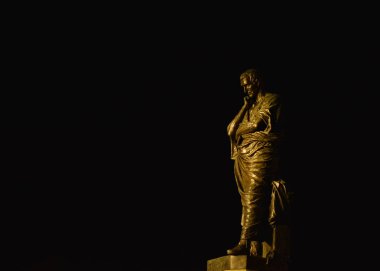 Siyah arka planda ünlü bir adamın heykeli